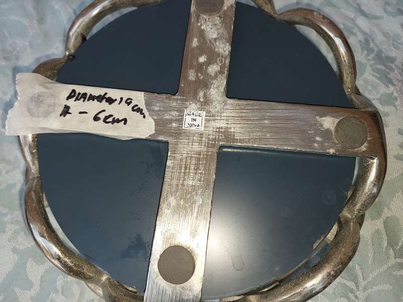 A ROUND CHAIN LINK STYLE ART DECOR SERVING TARY WITH A MIRROR BASE,