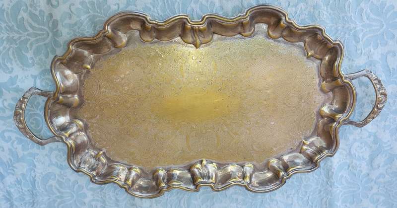 AN ANTIQUE OVAL VICTORIAN SERVING PLATTER SOLD AS IS