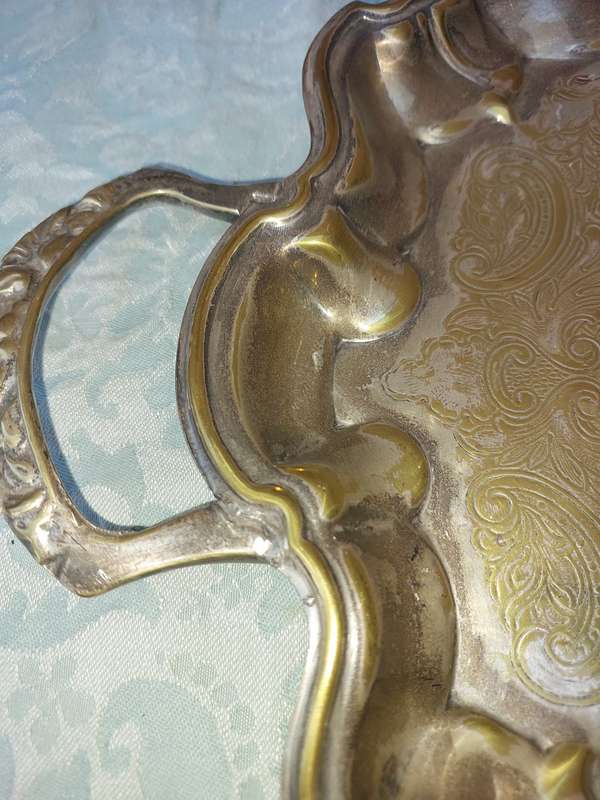 AN ANTIQUE OVAL VICTORIAN SERVING PLATTER SOLD AS IS