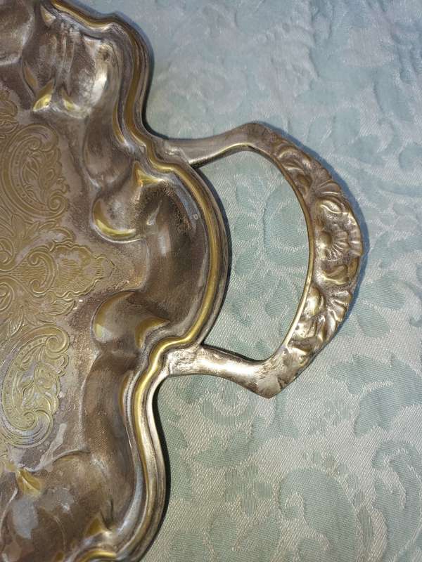 AN ANTIQUE OVAL VICTORIAN SERVING PLATTER SOLD AS IS