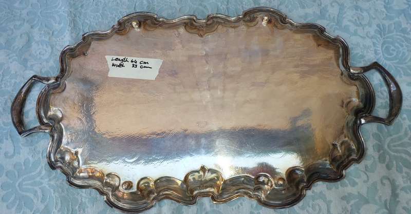 AN ANTIQUE OVAL VICTORIAN SERVING PLATTER SOLD AS IS