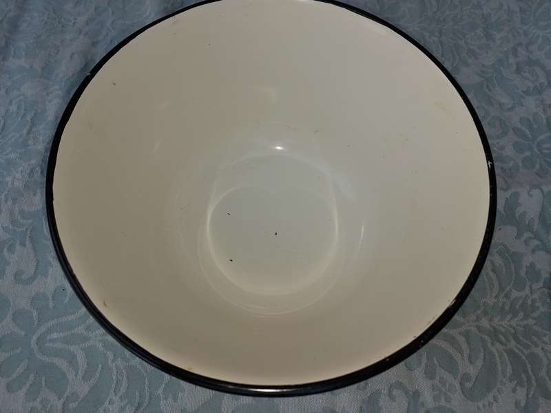 A FARM-STYLE ENAMEL POPCORN BOWL SOLD AS IS
