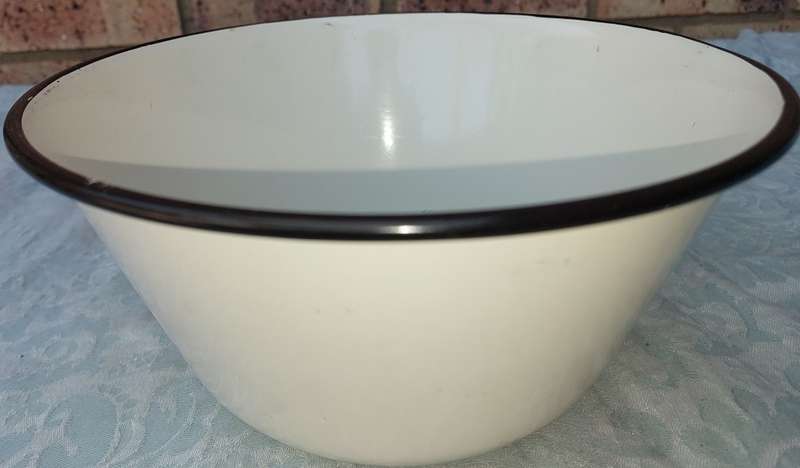 A FARM-STYLE ENAMEL POPCORN BOWL SOLD AS IS