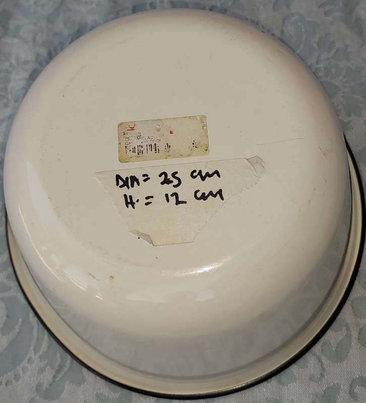 A FARM-STYLE ENAMEL POPCORN BOWL SOLD AS IS