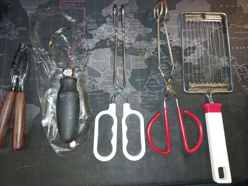 A COLLECTION OF VINTAGE KITCHENALIA SOLD AS IS