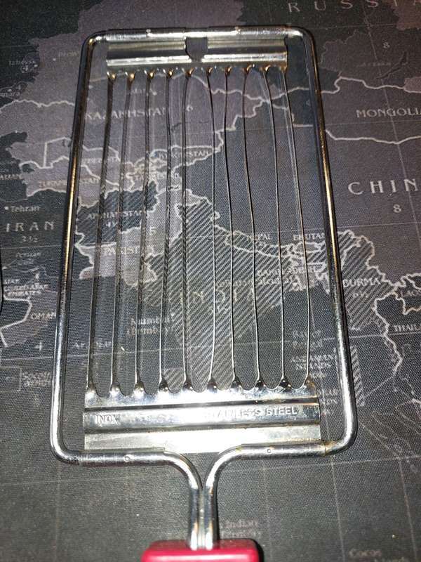 A COLLECTION OF VINTAGE KITCHENALIA SOLD AS IS