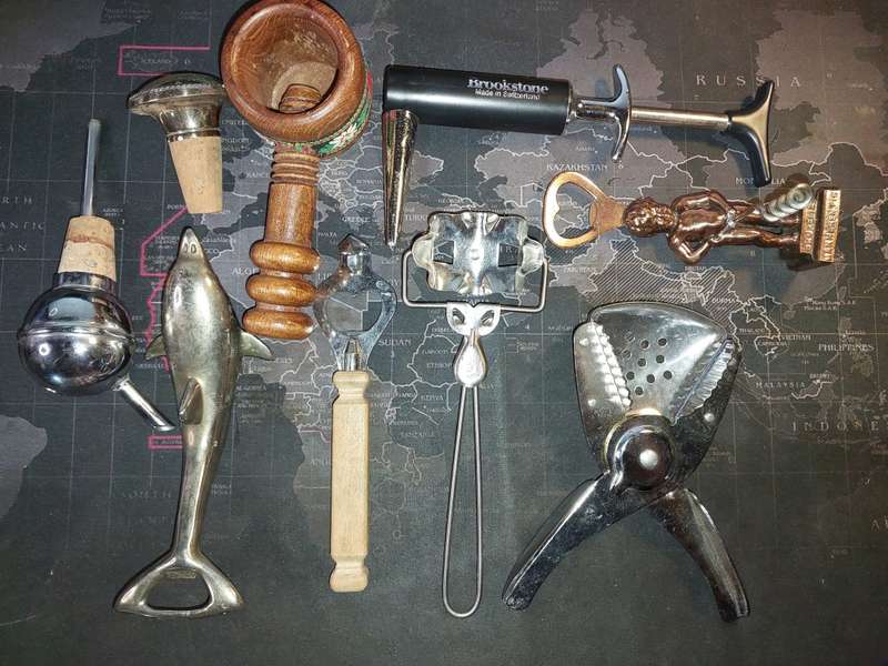 A COLLECTION OF BAR ACCESSORIES SOLD AS IS