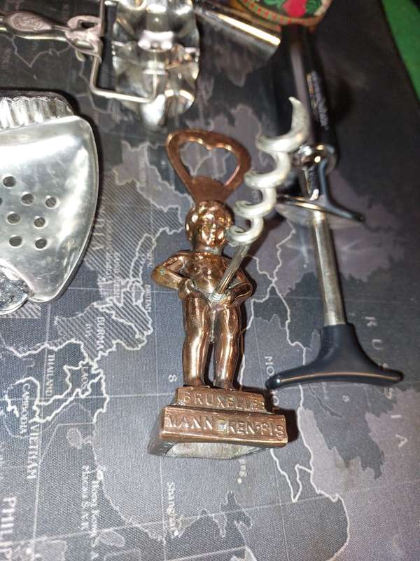 A COLLECTION OF BAR ACCESSORIES SOLD AS IS