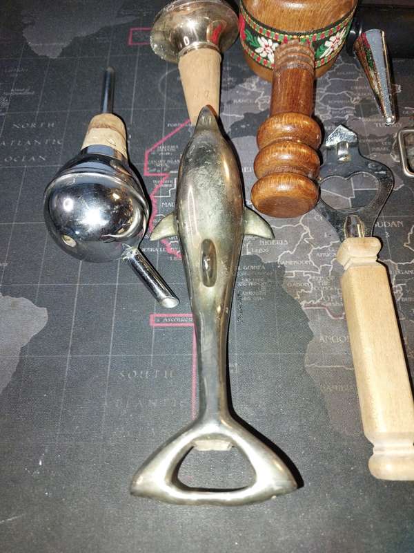 A COLLECTION OF BAR ACCESSORIES SOLD AS IS