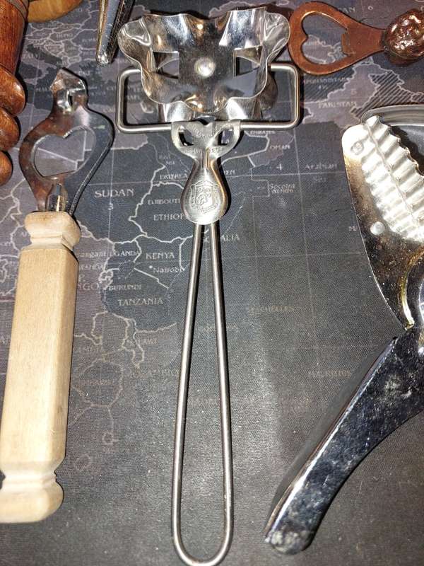 A COLLECTION OF BAR ACCESSORIES SOLD AS IS