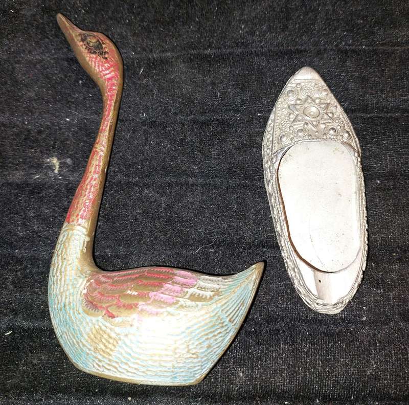 TWO VINTAGE COLLECTORS ORNAMENTS A BRAAS SWAN AND A SHOE ASHTRAY