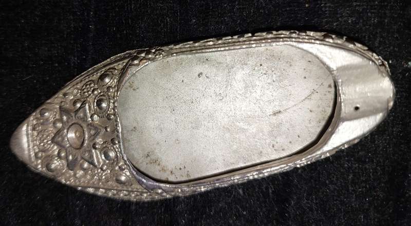 TWO VINTAGE COLLECTORS ORNAMENTS A BRAAS SWAN AND A SHOE ASHTRAY