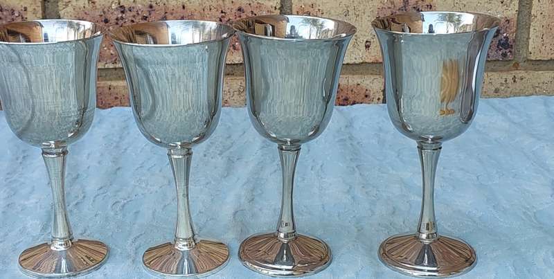 A SET OF FOUR WINE FLUTES SILVER PLATED