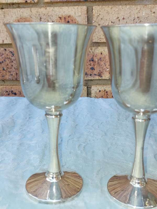 A SET OF FOUR WINE FLUTES SILVER PLATED