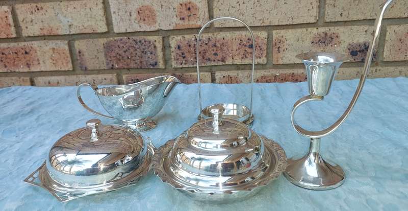 A COLLECTION OF VINTAGE SILVER PLATED KITCHENALIA SOLD AS IS