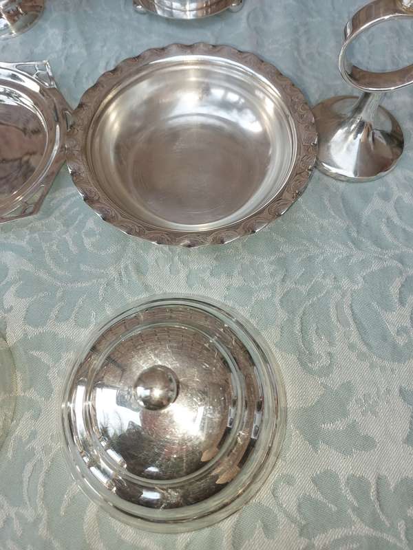 A COLLECTION OF VINTAGE SILVER PLATED KITCHENALIA SOLD AS IS