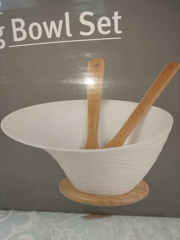 A 3-PIECE ATLANTIS SERVING BOWL SET.THE FINEST QUALITY PORCELAIN