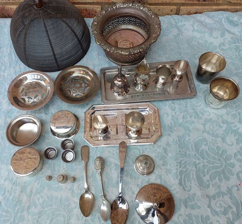 A VINTAGE COLLECTION KITCHENALIA SOLD AS IS