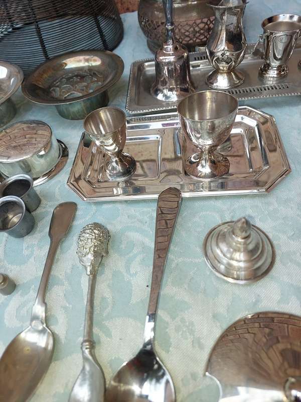 A VINTAGE COLLECTION KITCHENALIA SOLD AS IS