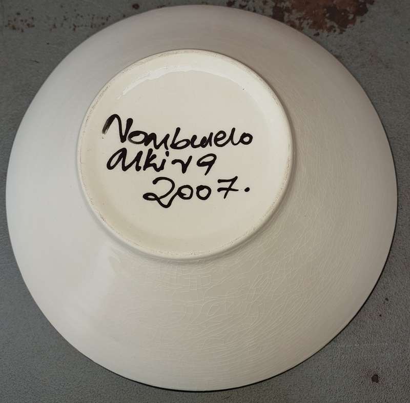 AN ETHNIC DESIGN CERAMIC PORCELAIN SERVING BOWL