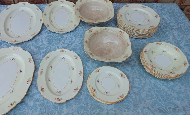 A VINTAGE 30 PIECE BY ALFRED MEAKEN ENGLAND DINNER SET