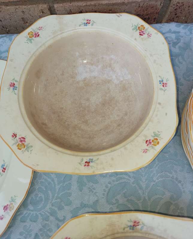 A VINTAGE 30 PIECE BY ALFRED MEAKEN ENGLAND DINNER SET
