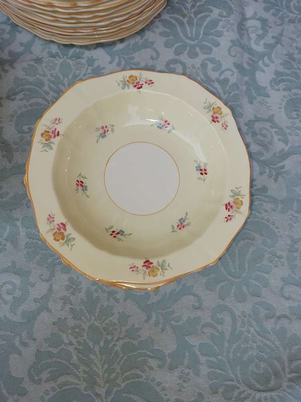 A VINTAGE 30 PIECE BY ALFRED MEAKEN ENGLAND DINNER SET