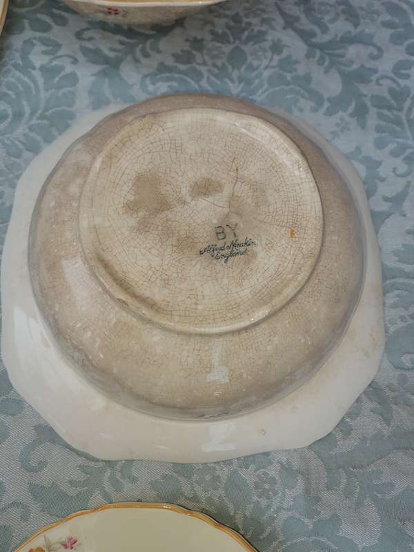 A VINTAGE 30 PIECE BY ALFRED MEAKEN ENGLAND DINNER SET