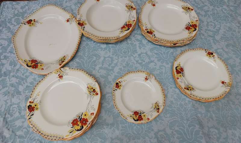 A 23 PIECE DINNER SET BURLEIGH WARE MADE IN ENGLAND