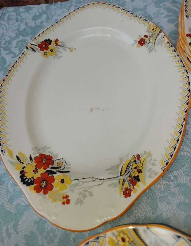 A 23 PIECE DINNER SET BURLEIGH WARE MADE IN ENGLAND