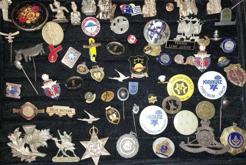 A VINTAGE JOB LOT BADGES AND MEDALLIONS SOLD AS IS