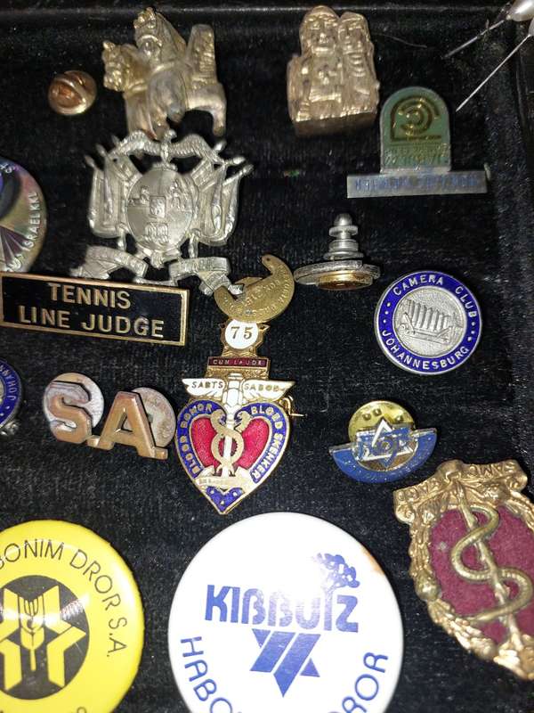 A VINTAGE JOB LOT BADGES AND MEDALLIONS SOLD AS IS