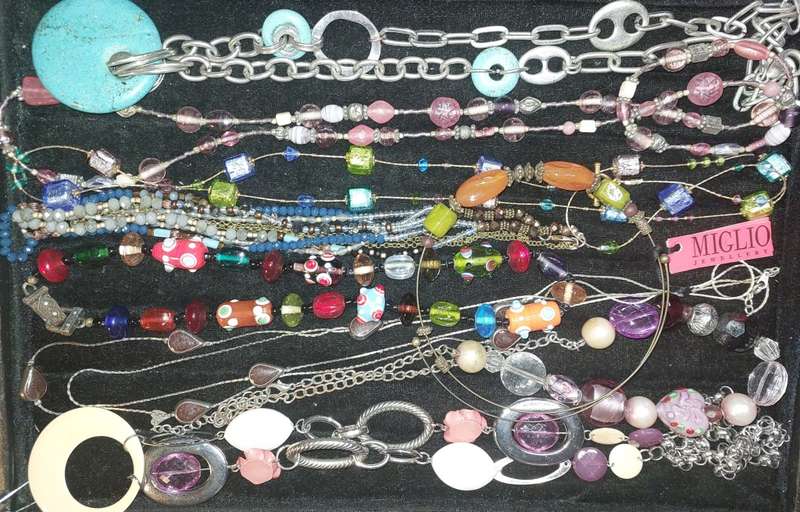 A VINTAGE COLLECTION JOB LOT COSTUME NECKLACES