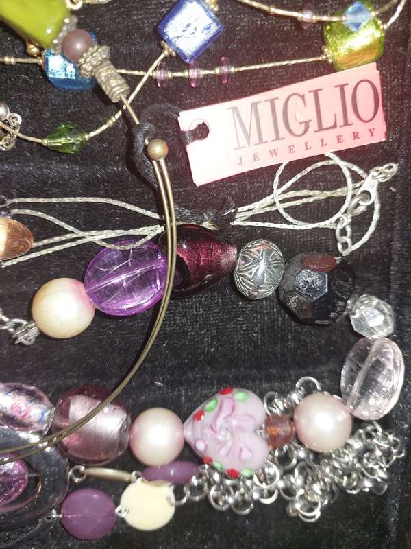 A VINTAGE COLLECTION JOB LOT COSTUME NECKLACES