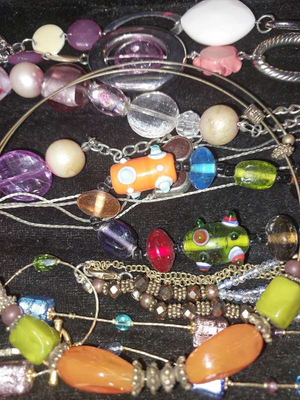 A VINTAGE COLLECTION JOB LOT COSTUME NECKLACES