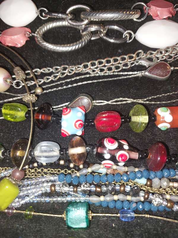 A VINTAGE COLLECTION JOB LOT COSTUME NECKLACES