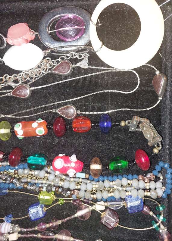 A VINTAGE COLLECTION JOB LOT COSTUME NECKLACES