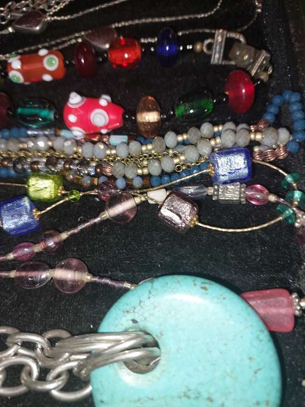 A VINTAGE COLLECTION JOB LOT COSTUME NECKLACES