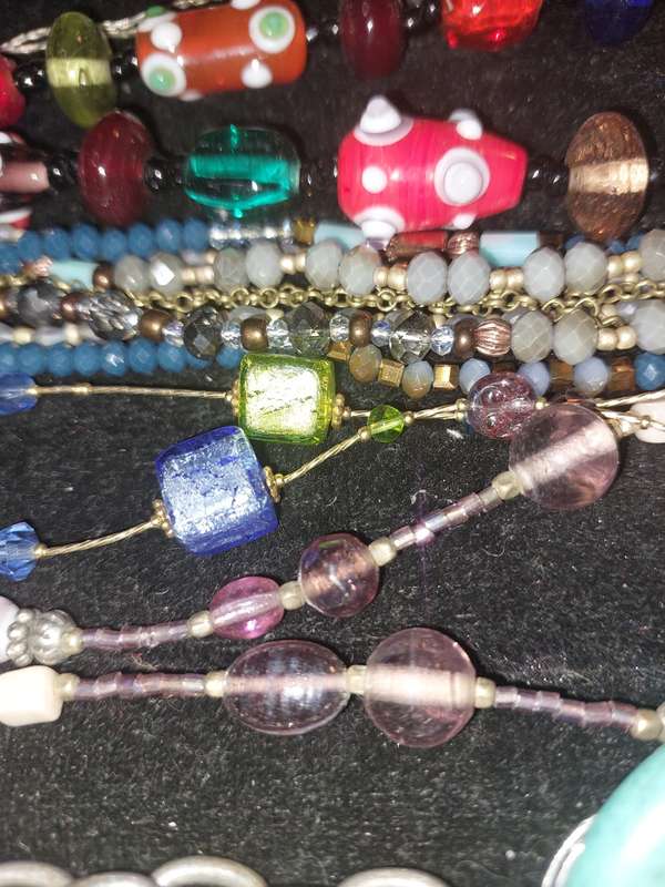 A VINTAGE COLLECTION JOB LOT COSTUME NECKLACES