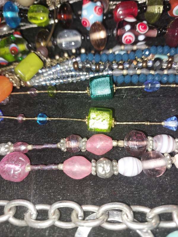 A VINTAGE COLLECTION JOB LOT COSTUME NECKLACES