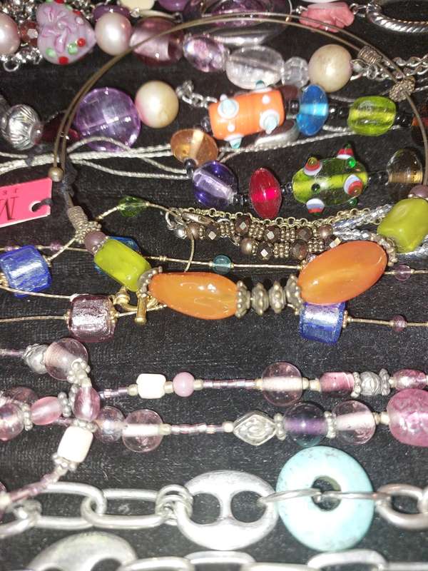 A VINTAGE COLLECTION JOB LOT COSTUME NECKLACES