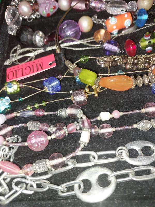 A VINTAGE COLLECTION JOB LOT COSTUME NECKLACES