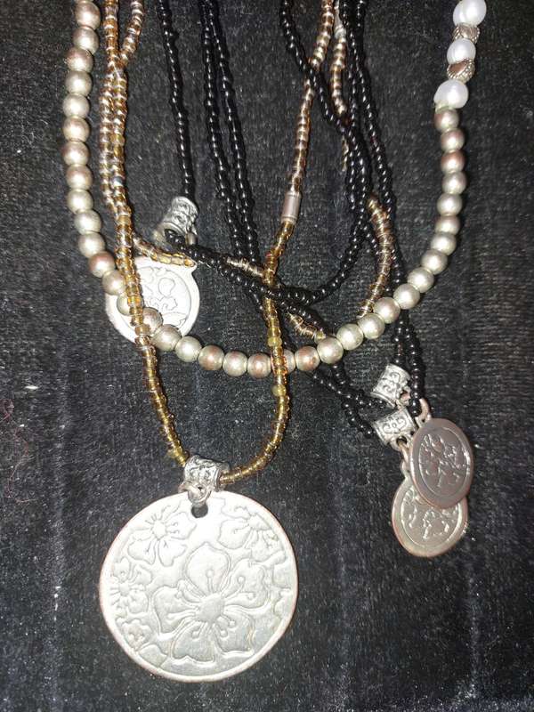 A VINTAGE DESIGNER COLLECTION OF COSTUME NECKLACES SOLD AS IS