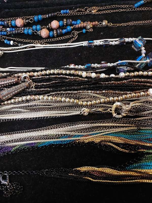 A VINTAGE DESIGNER COLLECTION OF COSTUME NECKLACES SOLD AS IS