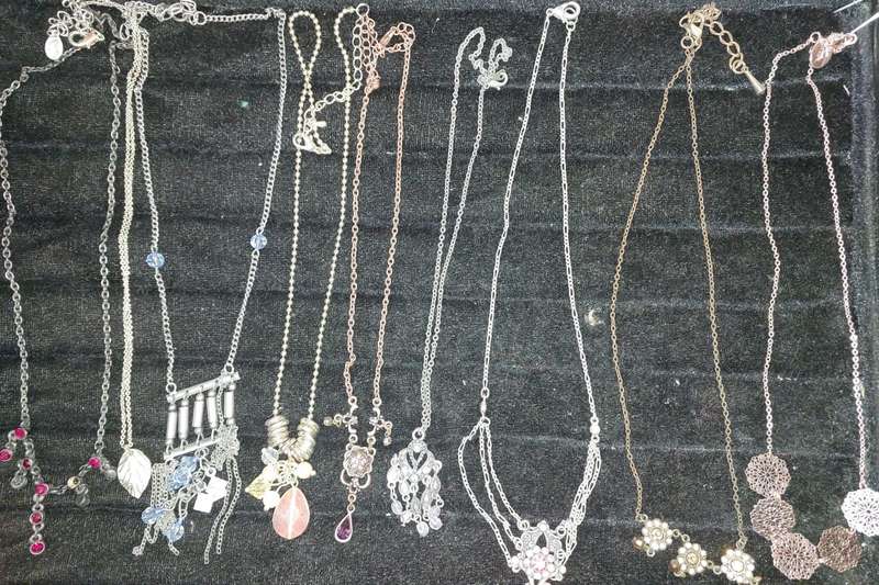A COLLECTION OF VINTAGE CLASSY ART DECOR COSTUME NECKLACES