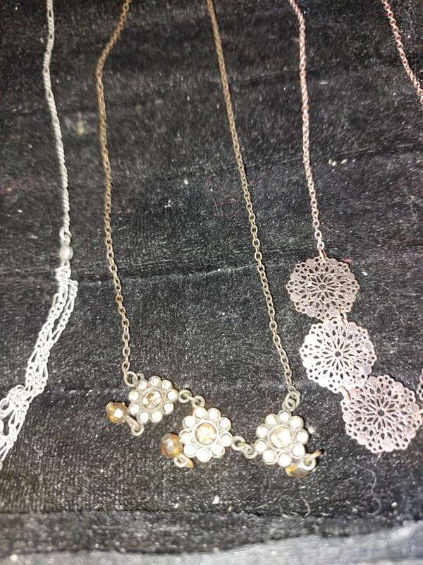 A COLLECTION OF VINTAGE CLASSY ART DECOR COSTUME NECKLACES