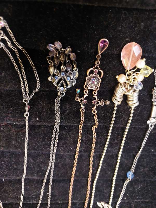 A COLLECTION OF VINTAGE CLASSY ART DECOR COSTUME NECKLACES
