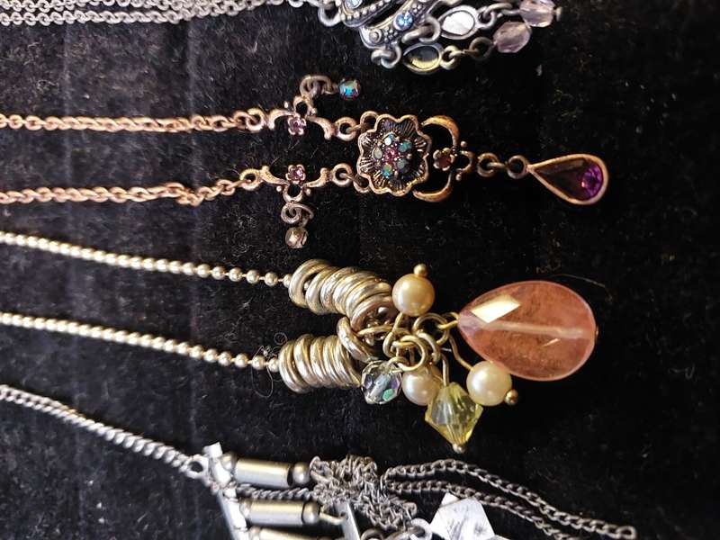 A COLLECTION OF VINTAGE CLASSY ART DECOR COSTUME NECKLACES