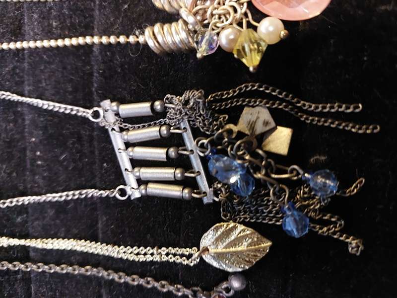 A COLLECTION OF VINTAGE CLASSY ART DECOR COSTUME NECKLACES