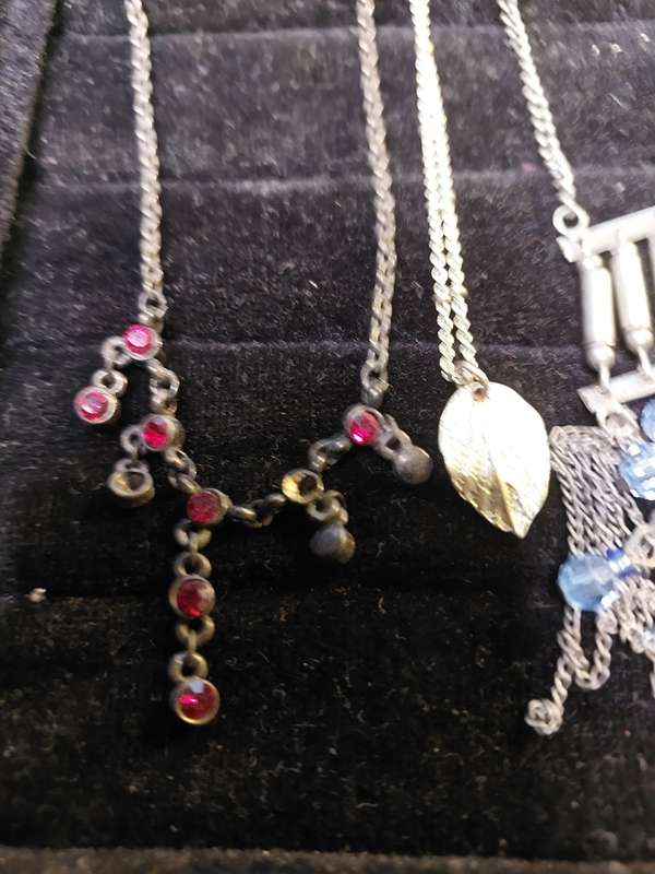 A COLLECTION OF VINTAGE CLASSY ART DECOR COSTUME NECKLACES